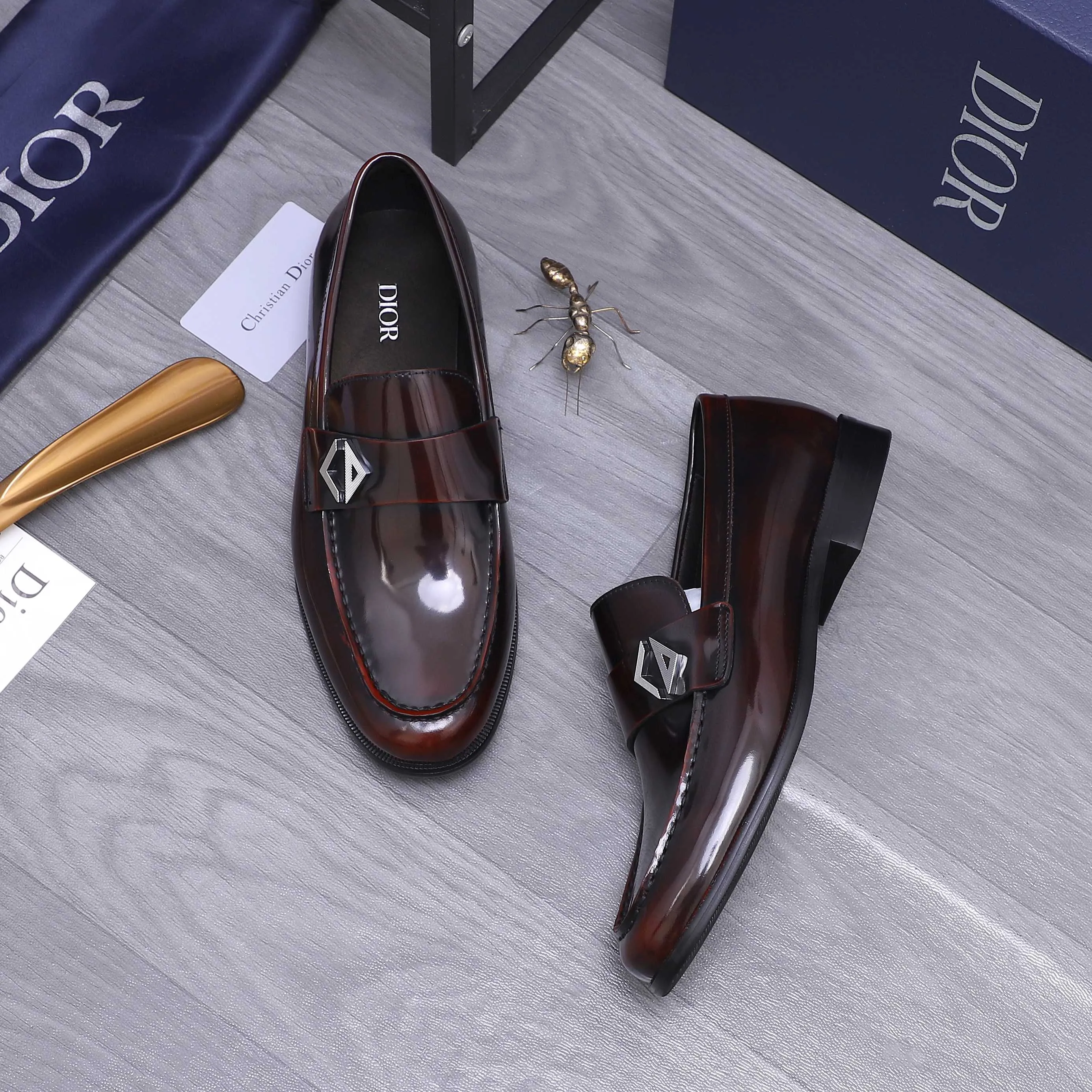 Men's shoes 💰580 Product trademark: Dior "Dior" formal business leather shoes Regular size: 39-45 (45 is custom-made and non-returnable) Product materials: Selected color-brushed pearlescent cowhide upper, cowhide lining, original outsole